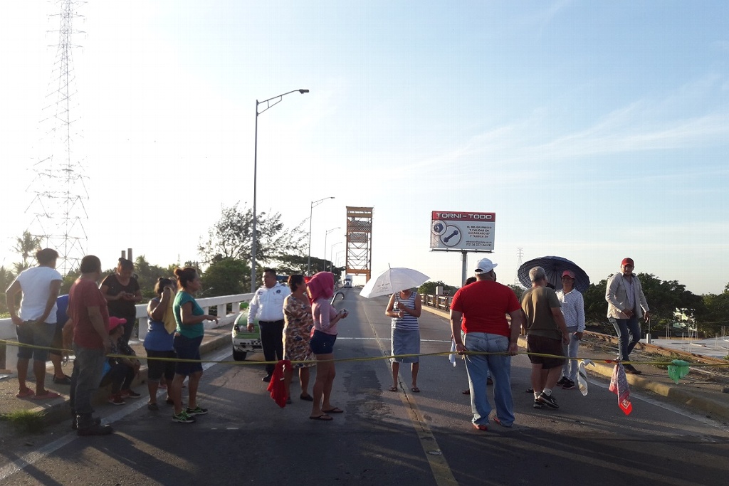 Imagen Por falta de energía eléctrica, familias bloquean puente Coatzacoalcos I (+fotos)