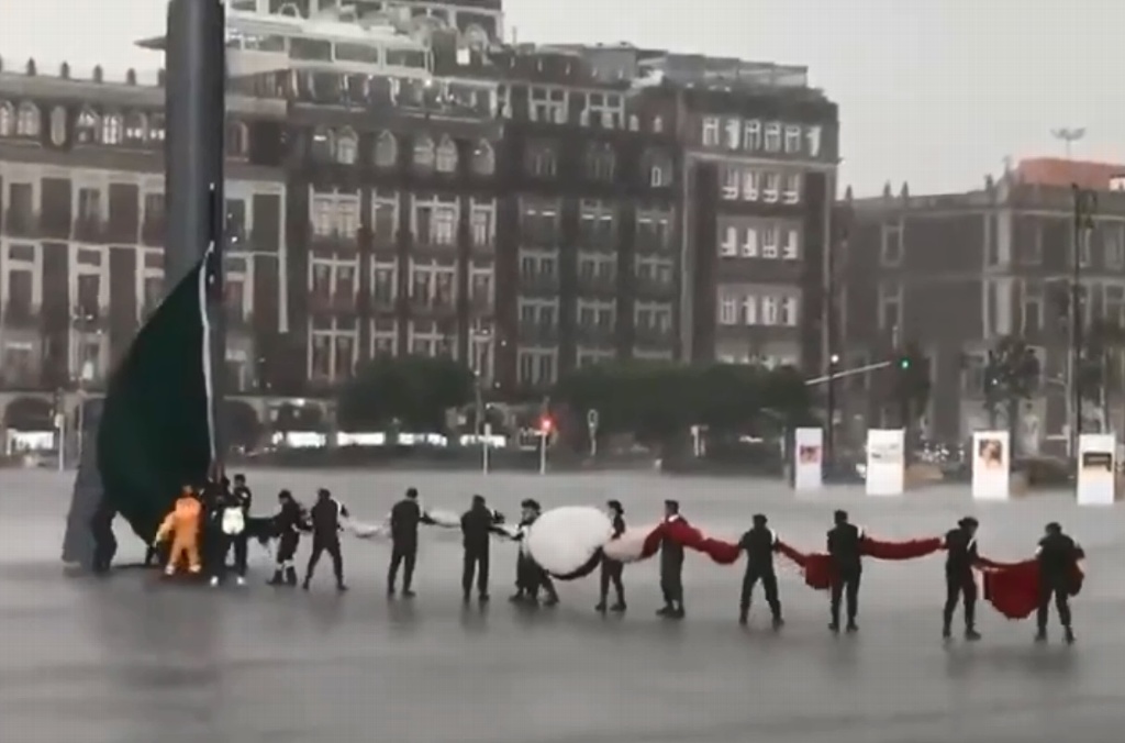 Imagen Civiles ayudan a militares a retirar bandera del Zócalo de la CDMX (+Video)