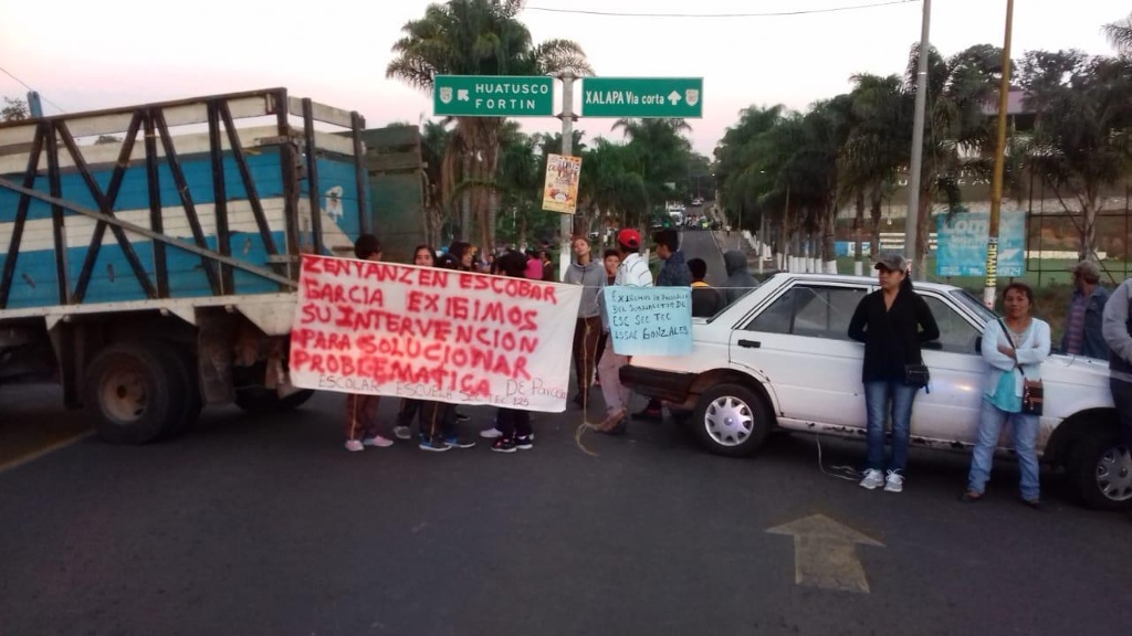 Imagen Bloquean carretera a Fortín, les quieren quitar terreno a escuela secundaria de Comapa