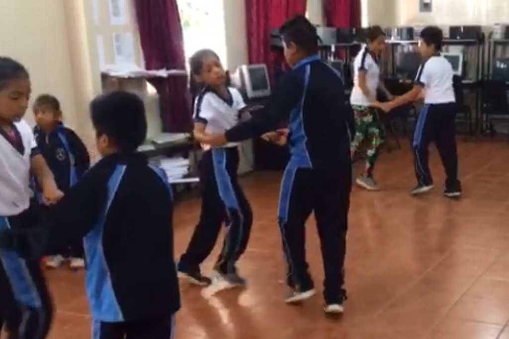 Imagen Maestro enseña a sus alumnos a bailar cumbia (+video)