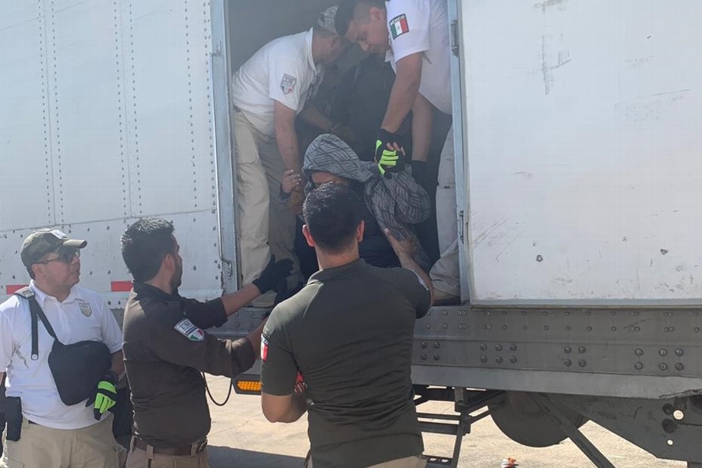 Imagen Fueron 785 migrantes asegurados en tráileres en autopista La Tinaja-Acayucan, en Veracruz
