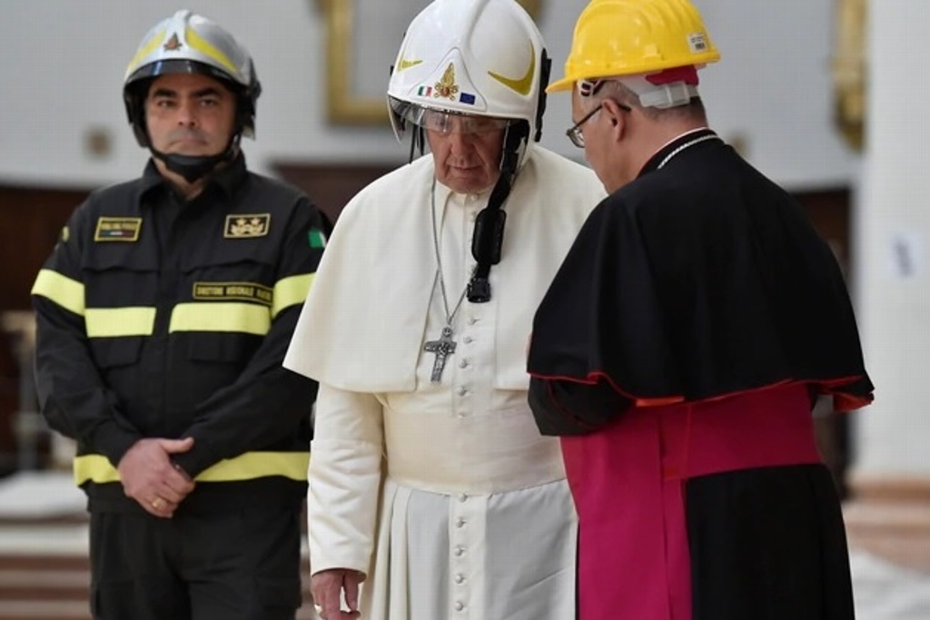 Imagen Papa Francisco visita a damnificados de terremoto de 2016 en Italia