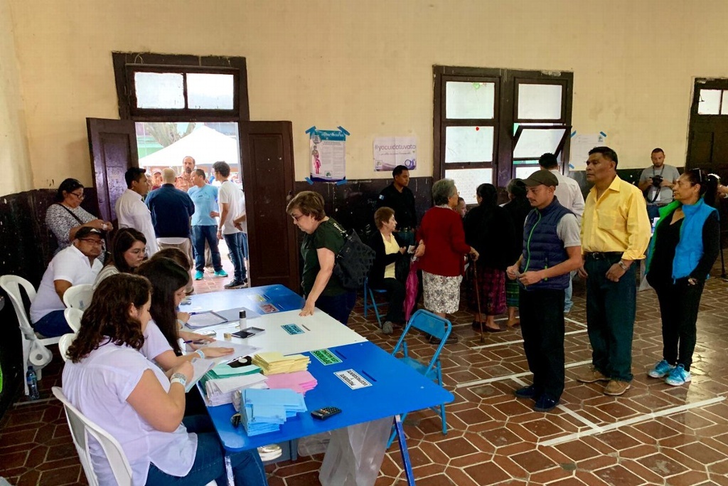 Imagen Cierran centros electorales y comienza recuento de votos en Guatemala