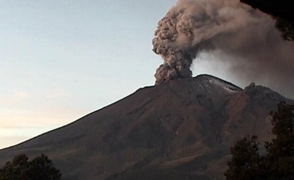 Imagen Reportan fuerte explosión del Popocatépetl; expulsa fumarola de más de 4 kilómetros