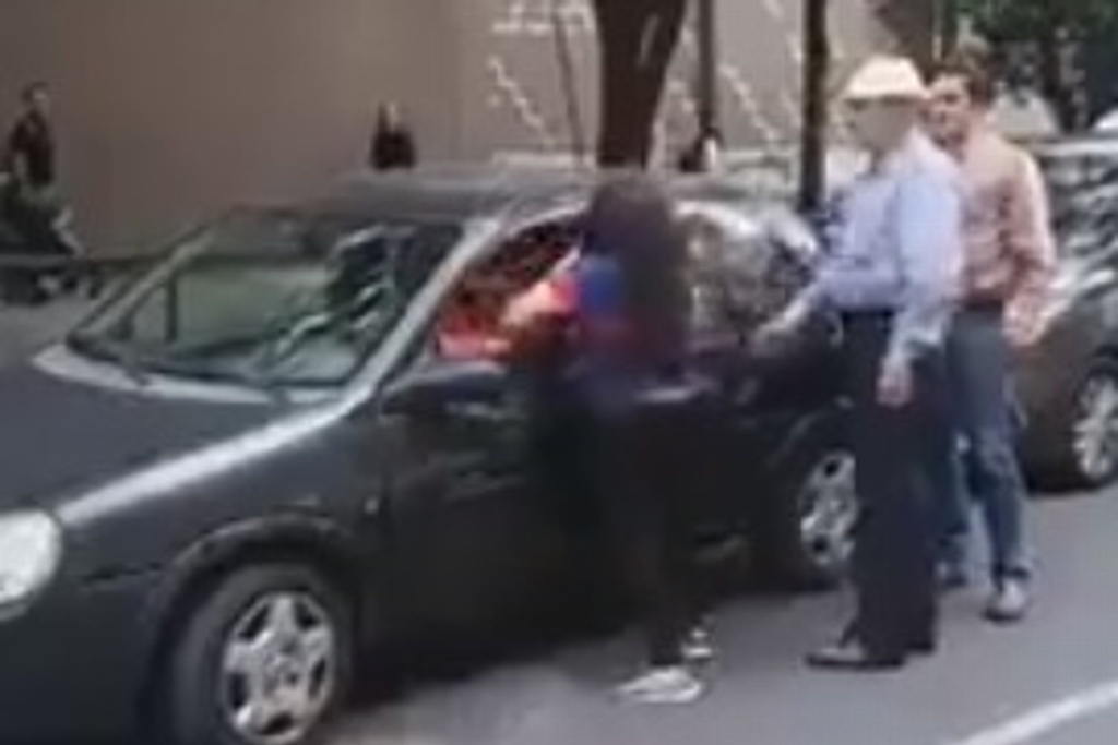 Imagen Mujer golpea a conductor; se viraliza y la llaman #LadyHisteria (+video)