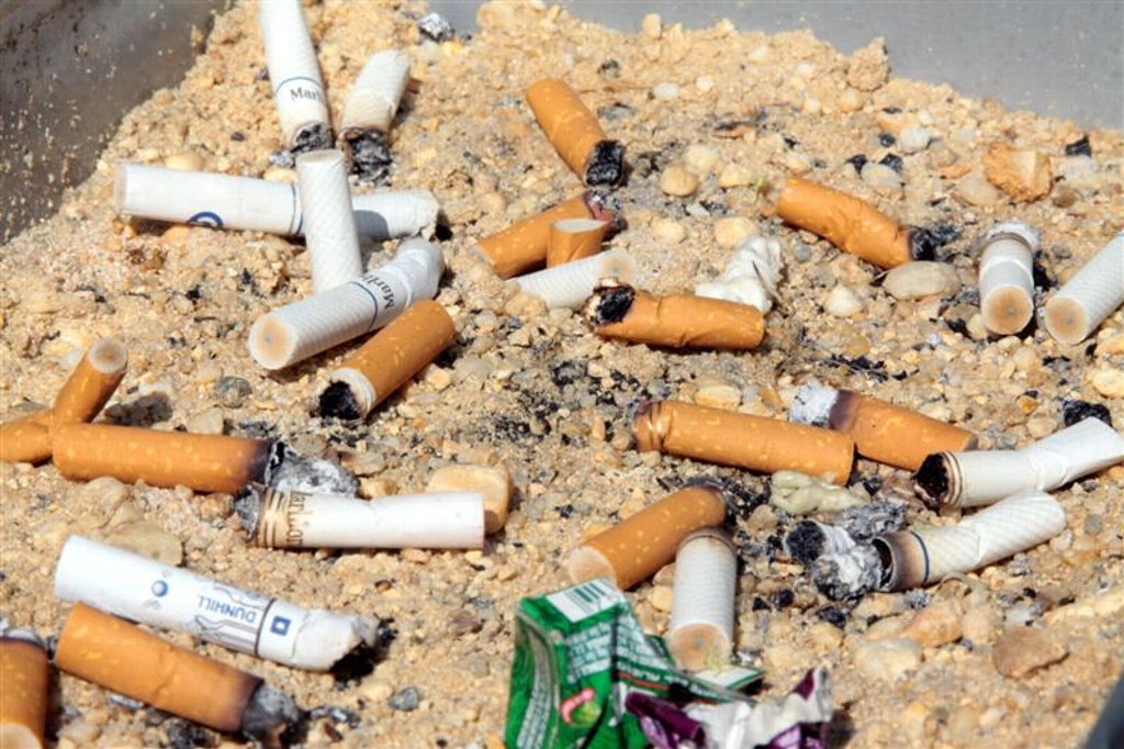 Imagen Afirman que colillas de cigarro contaminan más a los océanos que los popotes