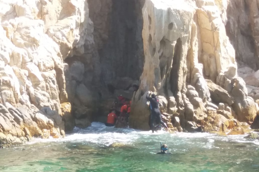 Imagen Rescata Semar a menor atrapado en las rocas, en playa de Cabo San Lucas