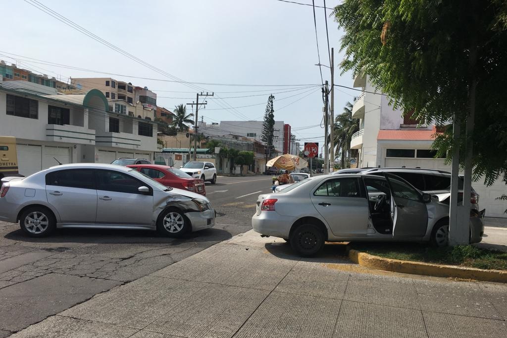 Imagen Tras choque en la Tampiquera, coche se monta al camellón en Boca del Río