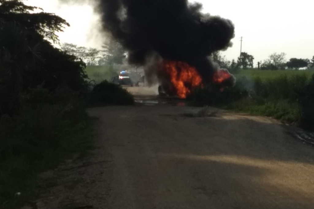 Imagen Tres motocicletas y un auto incendiados por fuga de combustible en Cosamalopan, Veracruz 