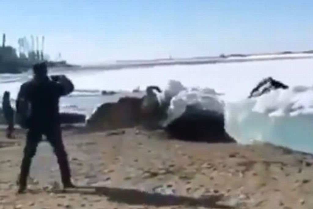 Imagen Captan tsunami de hielo en Rusia (+Video)