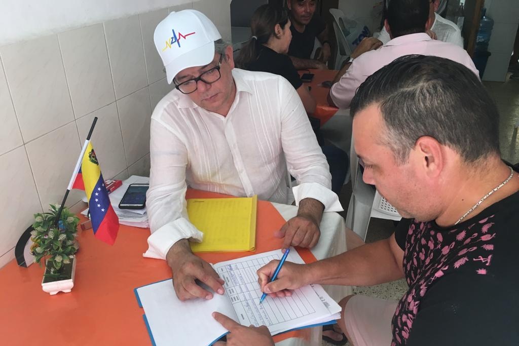 Imagen Venezolanos recolectan firmas para ayudar a compatriotas con pasaportes vencidos