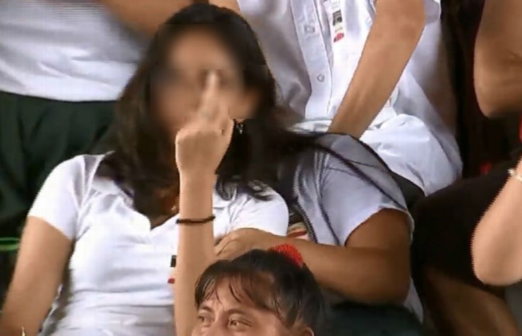 Imagen Joven hace señal obscena en acto de AMLO (+video)
