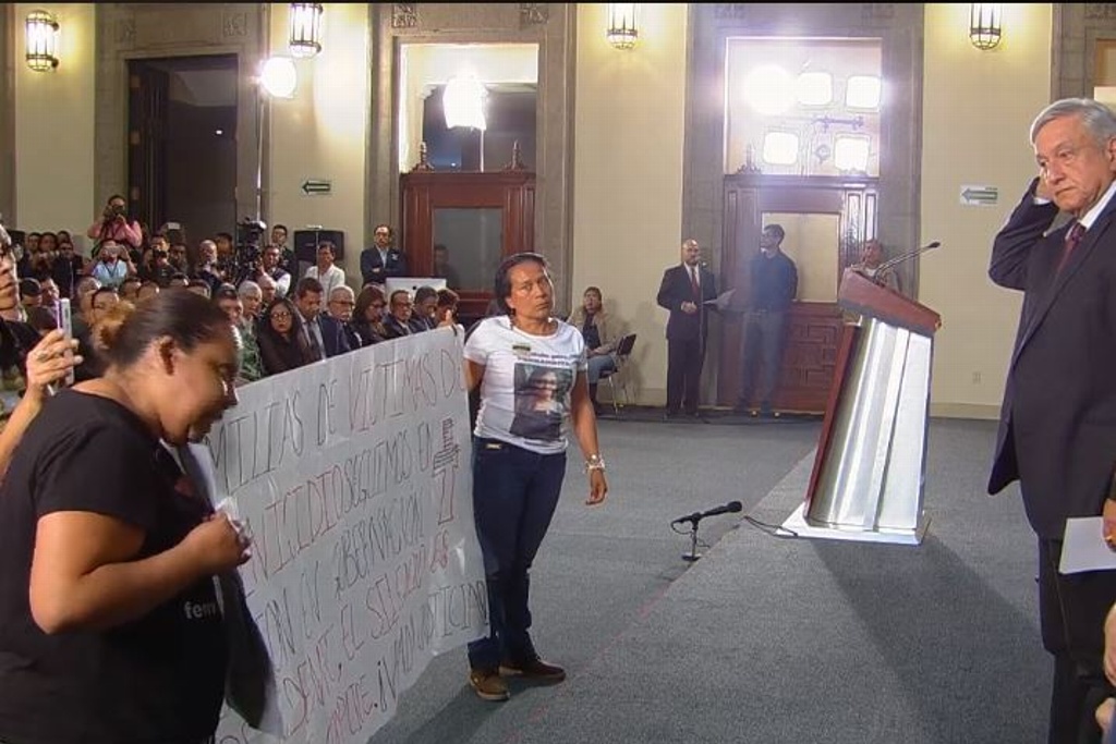 Imagen Familiares de víctimas de desaparecidos gritan a AMLO: “Vivos se los llevaron, vivos los queremos”