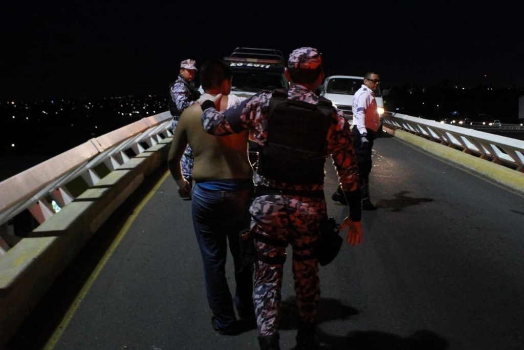 Imagen Joven intenta lanzarse de puente “La Boticaria” en Boca del Río