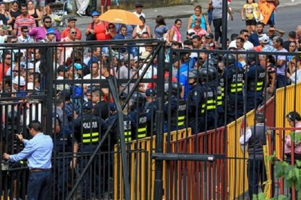 Imagen Manifestantes lanzan artefacto explosivo contra Presidencia de Costa Rica