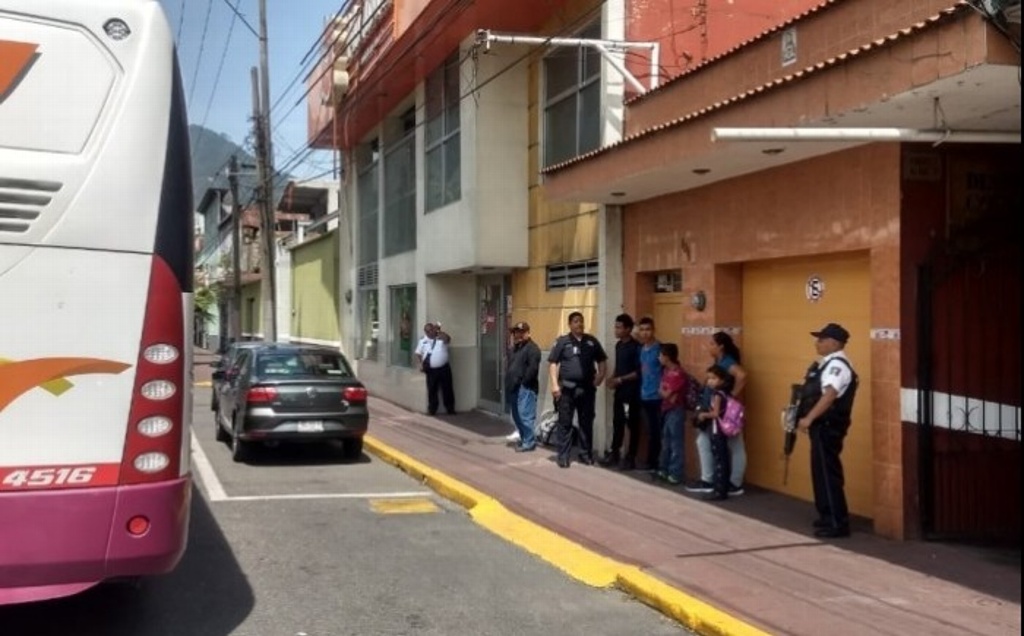 Imagen Aseguran a 13 hondureños, entre ellos 8 menores que viajaban en autobús en Orizaba, Veracruz 