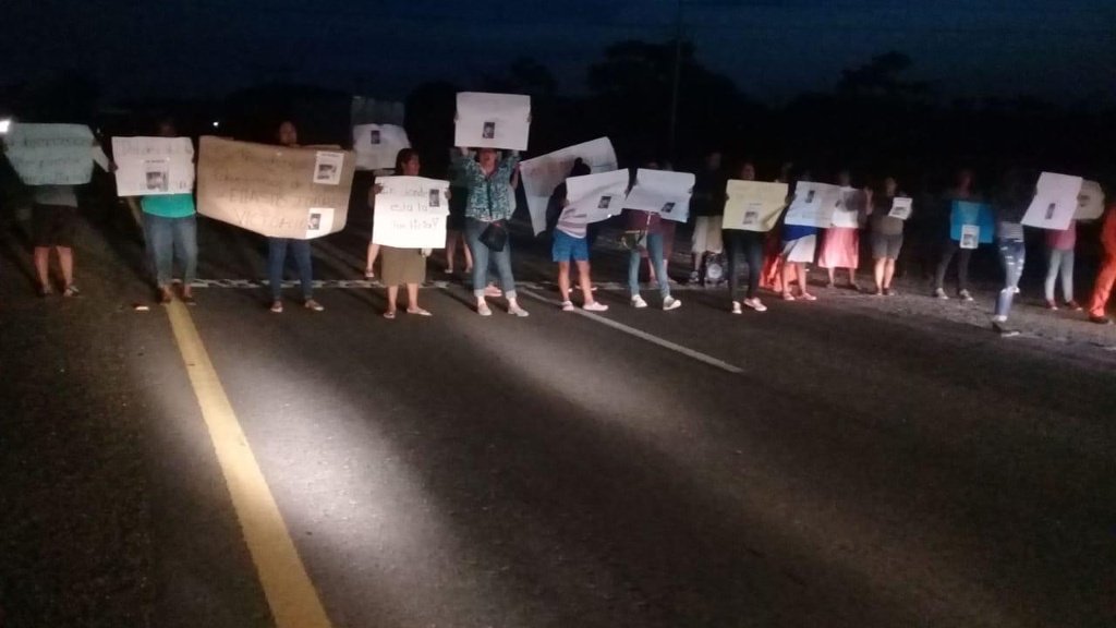 Imagen Bloquean autopista Nuevo Teapa-Cosoleacaque tras presunta privación de la libertad de menor 