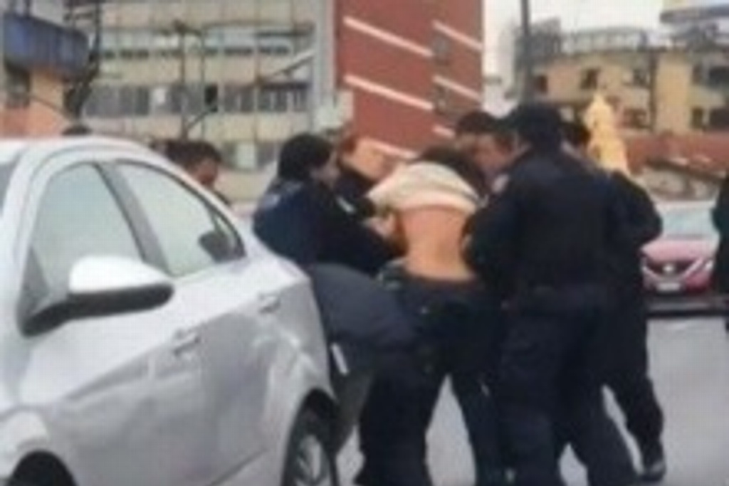 Imagen Chocan policías a mujer en viaducto de CDMX y la agreden (+Video)