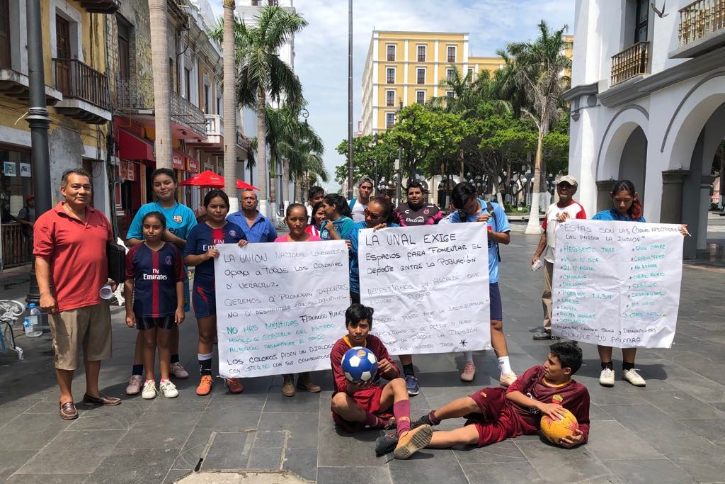 Imagen Protestan colonos y exigen les devuelvan cancha deportiva en Veracruz
