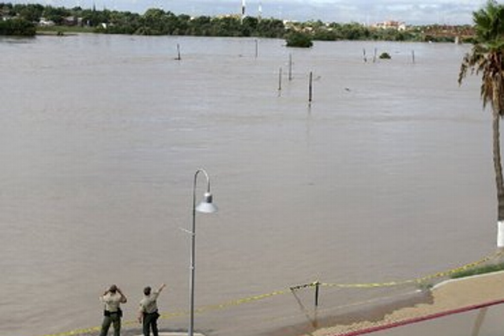 Rescatan a hombre hondureño y a niño a punto de ahogarse en Río Bravo ...