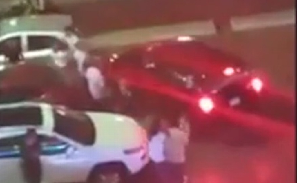 Imagen Captan batalla campal en Monterrey, camioneta atropella a sujetos (+video)