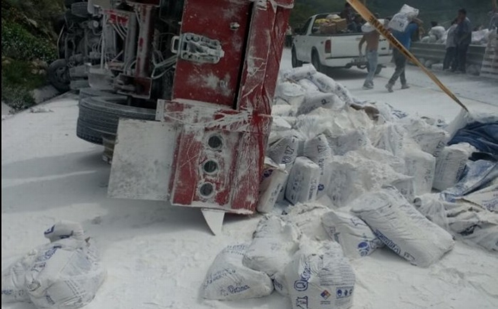 Imagen Vuelca tráiler y hubo rapiña de cemento en cumbres de Maltrata, Veracruz