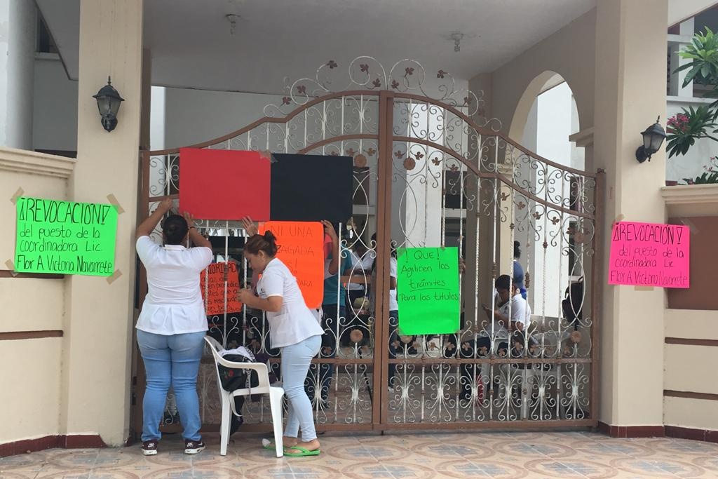 Imagen Toman estudiantes Universidad Femenina de Veracruz, exigen plazas para servicio social