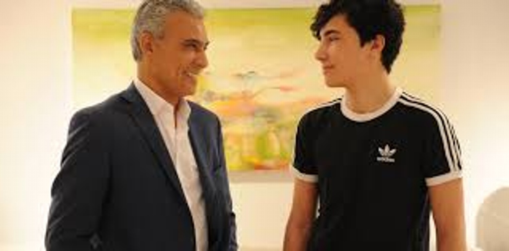 Imagen Chico confiesa que es gay a su papá por WhatsApp y su respuesta se hizo viral