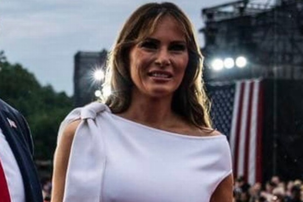 Imagen Melania Trump usa vestido blanco sin sostén, lluvia le juega una mala pasada