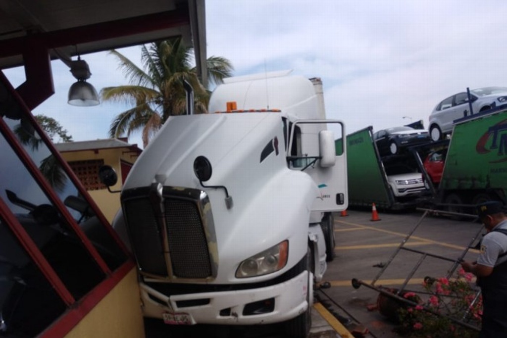 Imagen Tras escapar de presunto asalto, trailero muere y se impacta contra caseta en Xalapa-Veracruz 