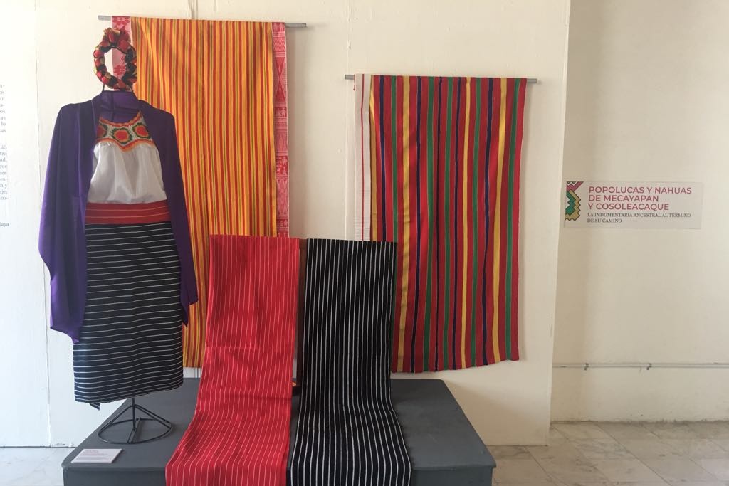 Imagen Se exponen más de 60 piezas de trajes regionales indígenas de Veracruz
