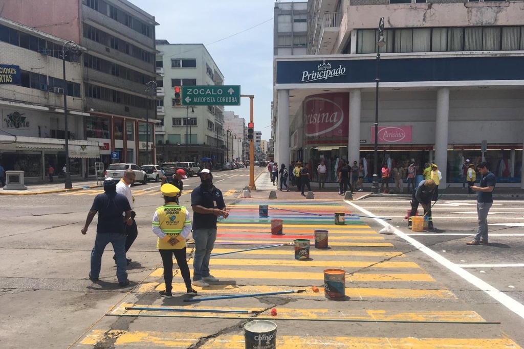 Imagen Quitan los colores de la diversidad en paso peatonal de Veracruz