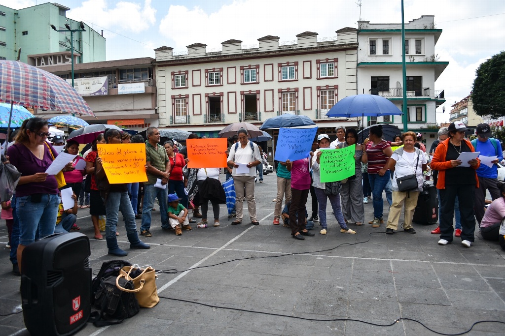 Imagen Familias protestan en Plaza Lerdo por desalojo en fraccionamiento de Xalapa (+fotos)