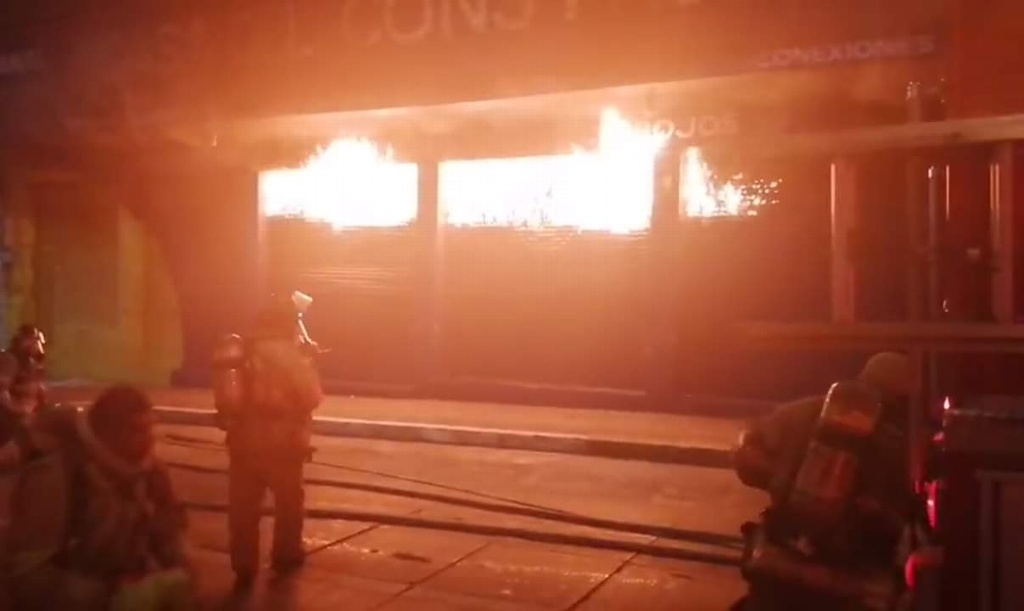 Imagen Se registra incendio con explosiones en ferretería de Córdoba, Veracruz; evacuan la zona