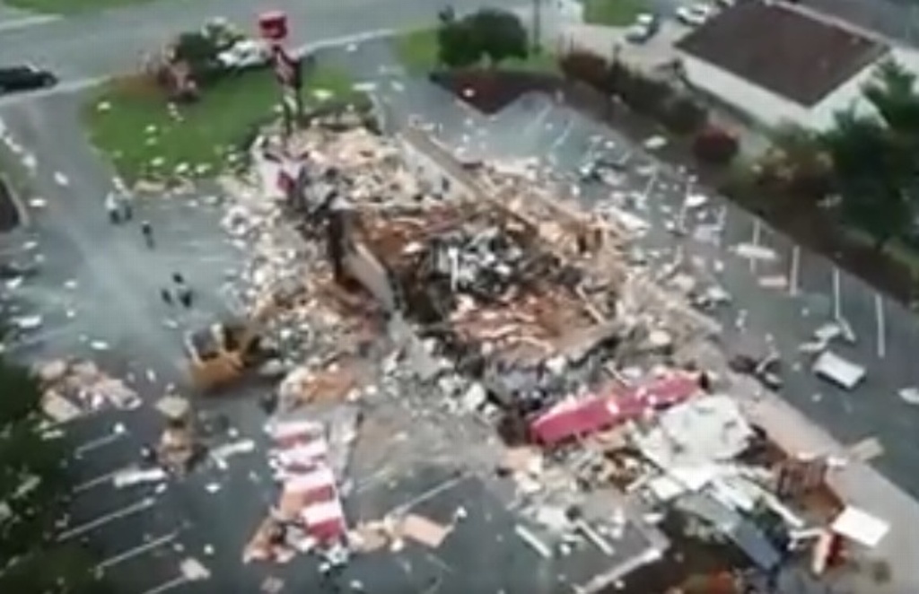 Imagen Explosión por presunta fuga de gas destruye restaurante de comida rápida