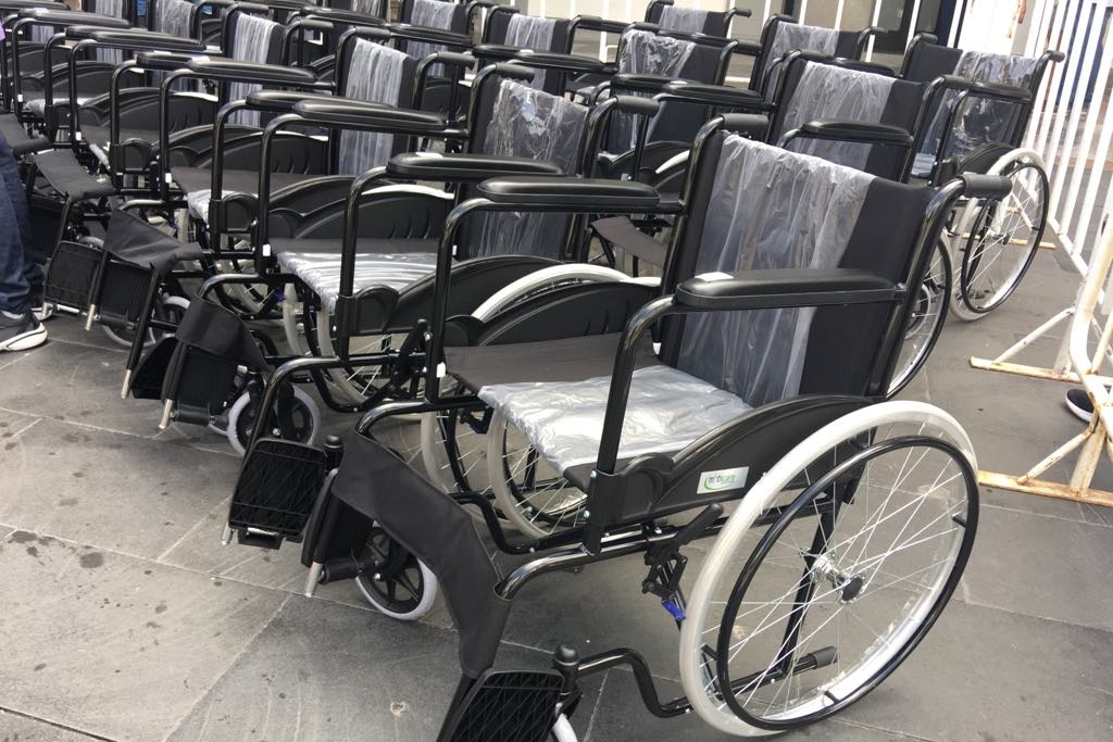 Imagen Entregan sillas de ruedas, andaderas, muletas y bastones en Veracruz 