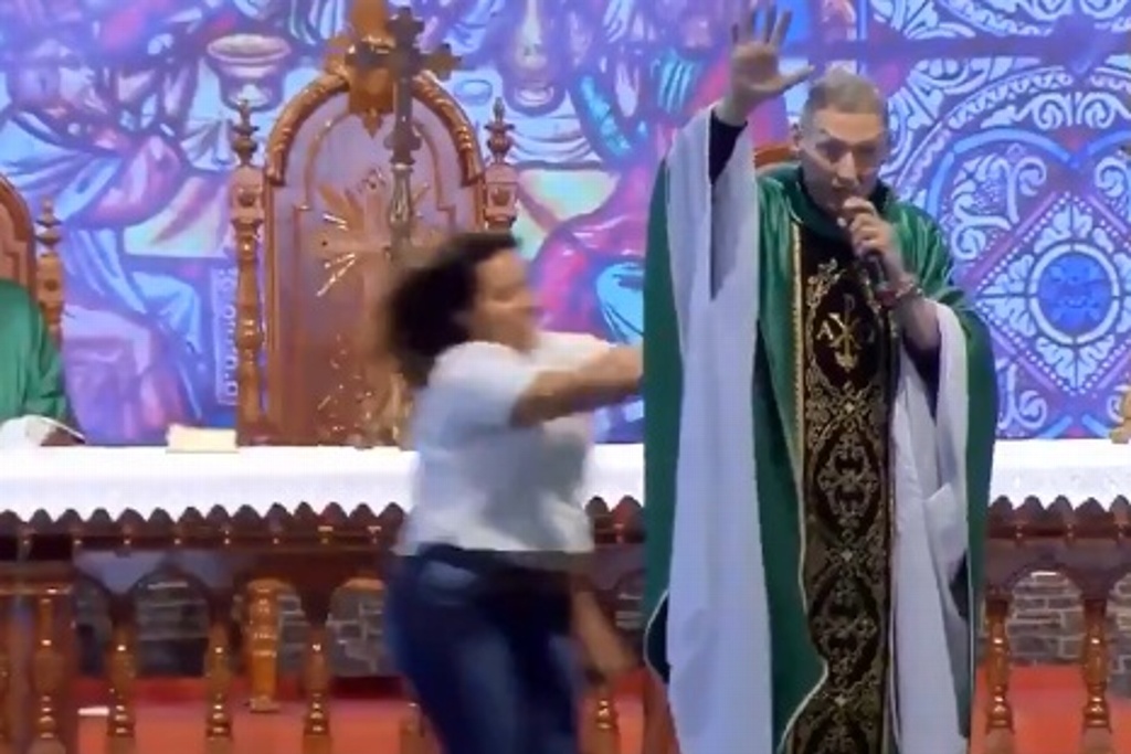 Imagen Mujer atacó a famoso sacerdote en plena misa, en Brasil (+Video)