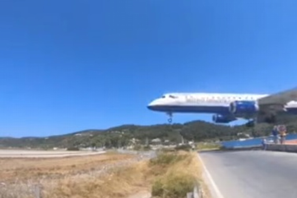 Imagen Turistas se toman fotos con aviones que pasan muy cerca de sus cabezas (+video)