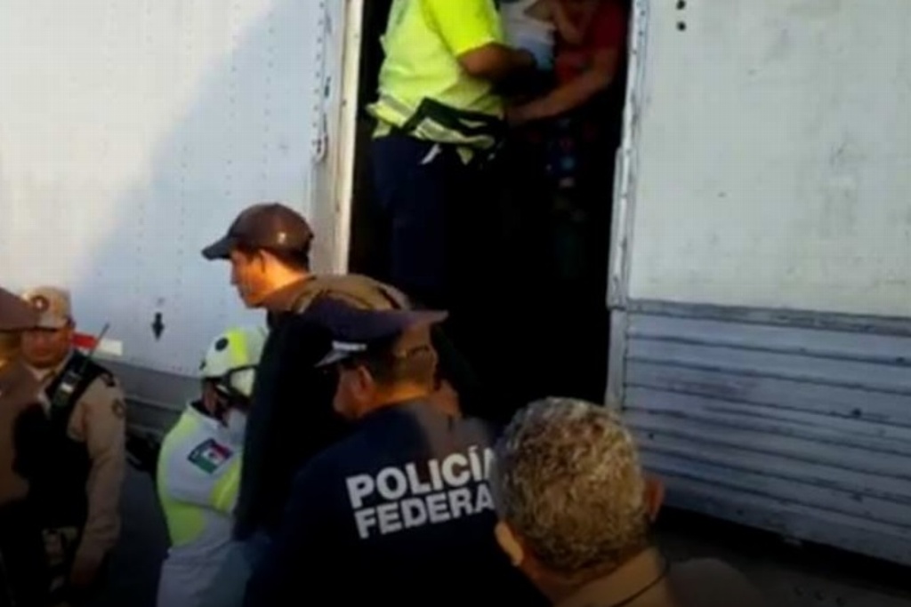 Imagen Rescatan en Monterrey a 112 migrantes; estaban hacinados en un camión