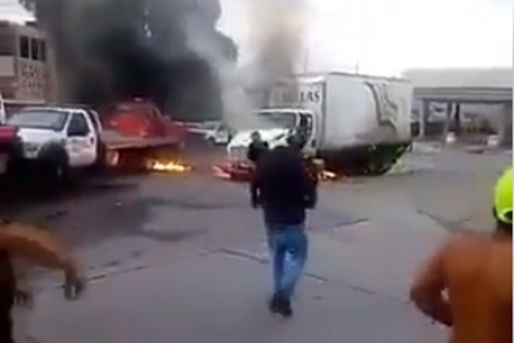 Imagen Tráiler se incendia tras chocar contra caseta en la México-Puebla (+video)