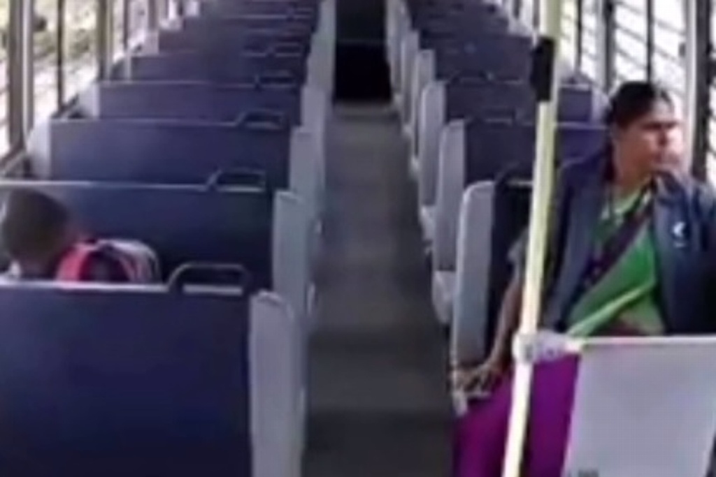 Imagen Mujer y niño salen ilesos tras aparatosa volcadura de autobús escolar (+video) 