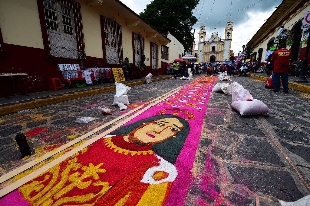 Imagen Xiqueños dedican a María Magdalena su alfombra de aserrín (+fotos)