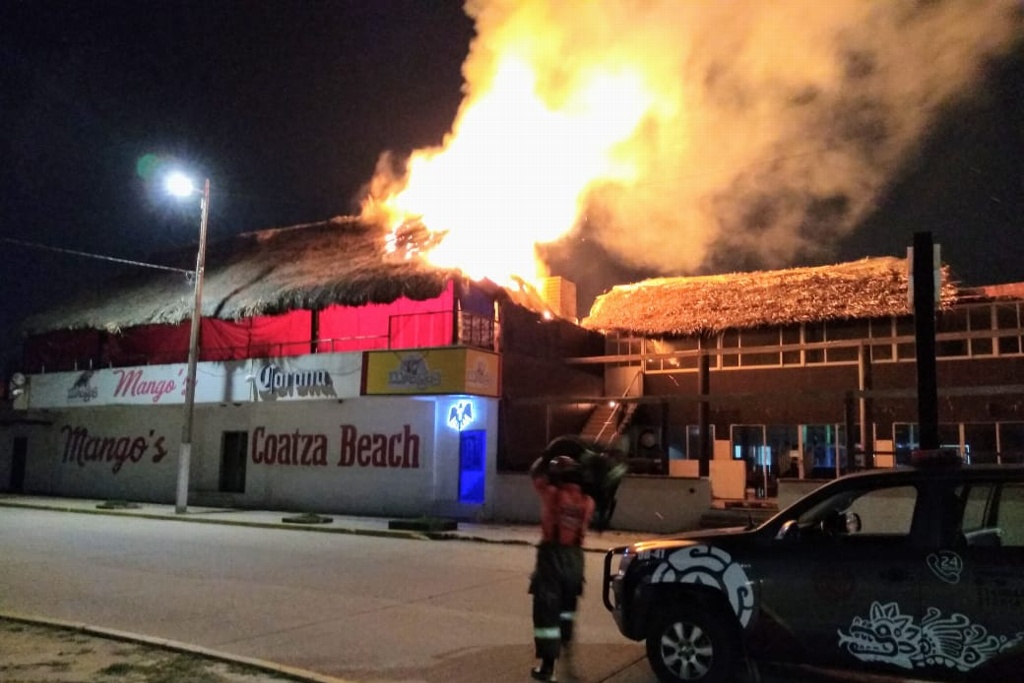 Imagen Incendian palapa en malecón de Coatzacoalcos, Veracruz