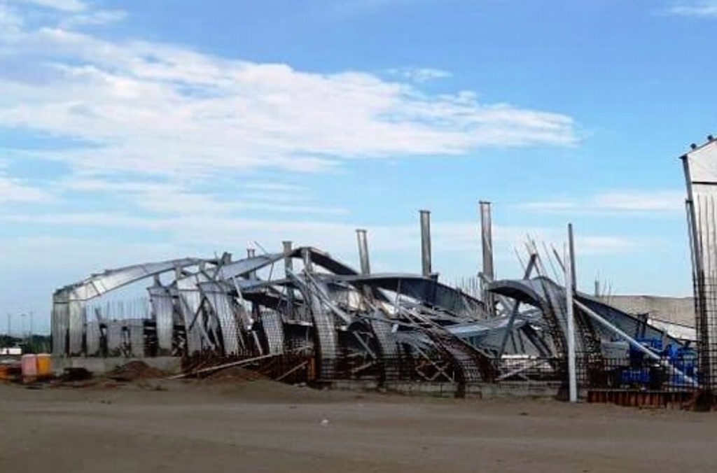 Imagen Realizarán peritajes para determinar causas de caída de estructura metálica en ampliación del puerto de Veracruz 
