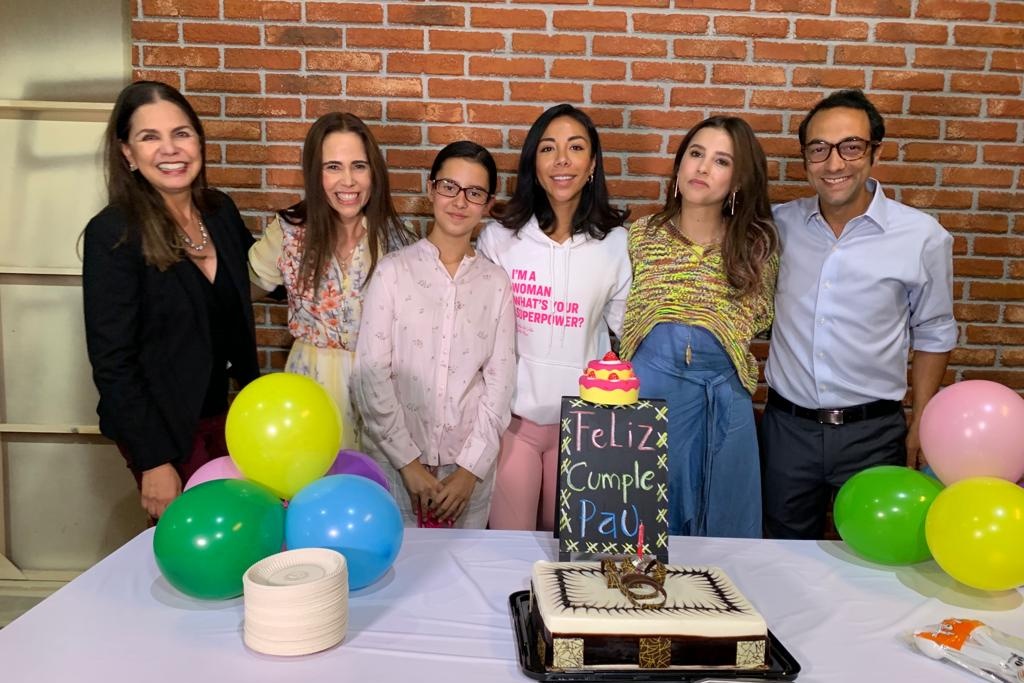 Imagen Paulina Goto celebra cumpleaños con sus compañeros de 