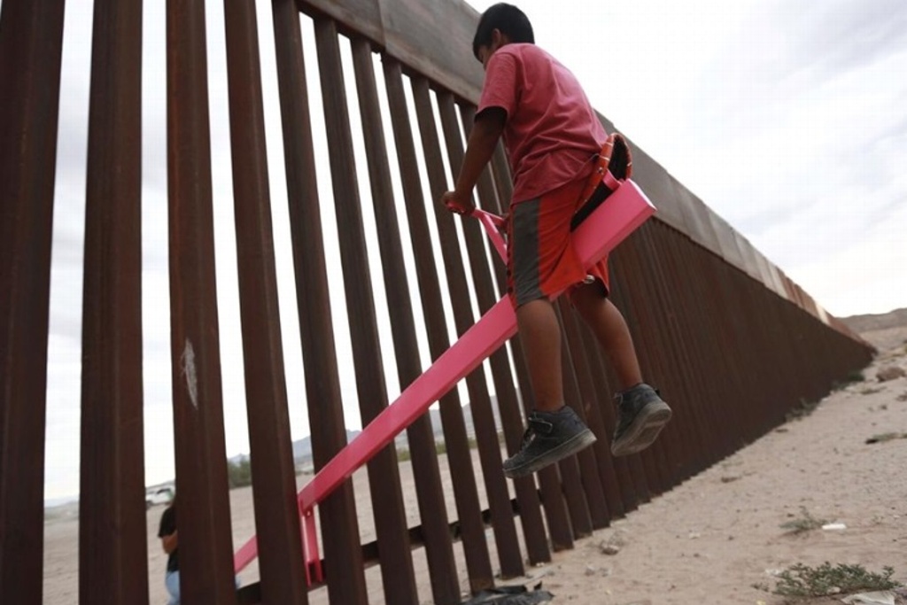 Imagen Instalan juego en muro fronterizo de México y EU