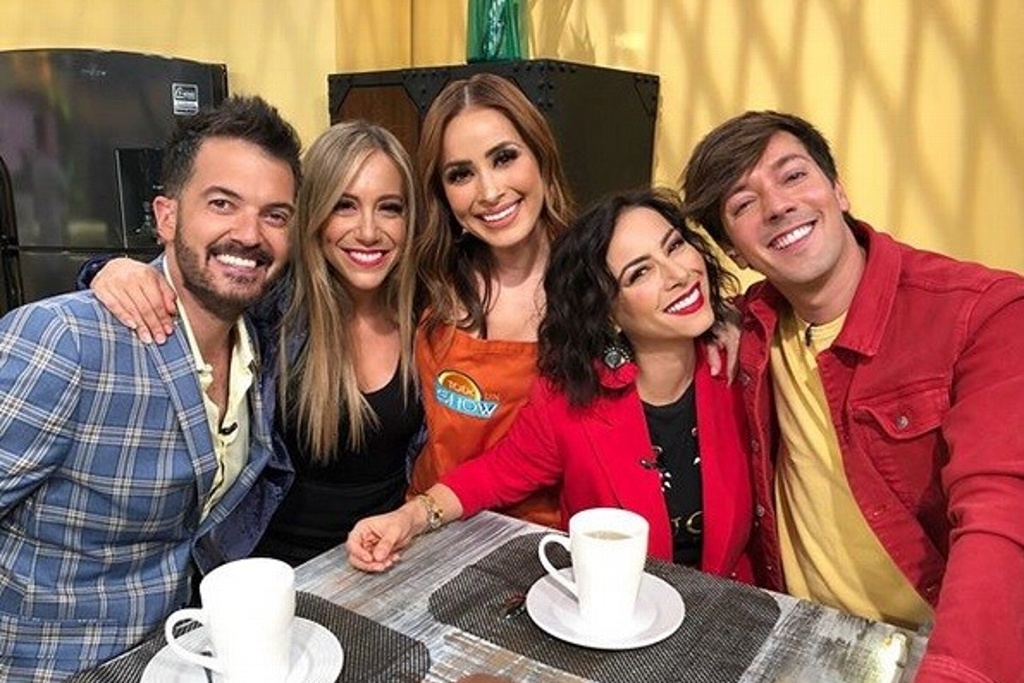 Roger González toca y aprieta los senos de Cynthia Rodríguez durante