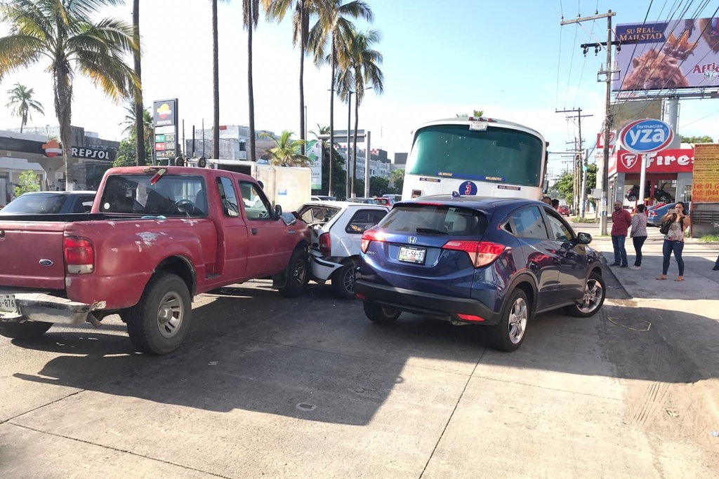 Camioneta se queda sin frenos y causa aparatoso accidente en calles de ...