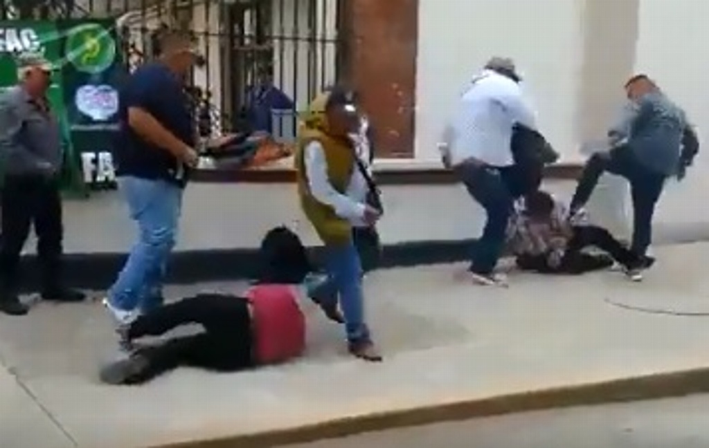 Imagen Impresionante golpiza a jubilados ferrocarrileros afuera de Gobernación (+video)