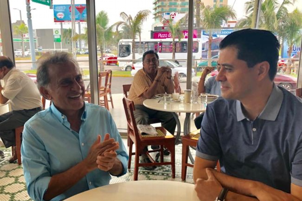 Imagen Se reúne Yunes Linares con exsecretario de Gobierno de Veracruz, descarta dar entrevista 